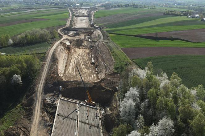 Na obwodnicy Opatowa praca wre. Powstaje m.in. 300-m estakada