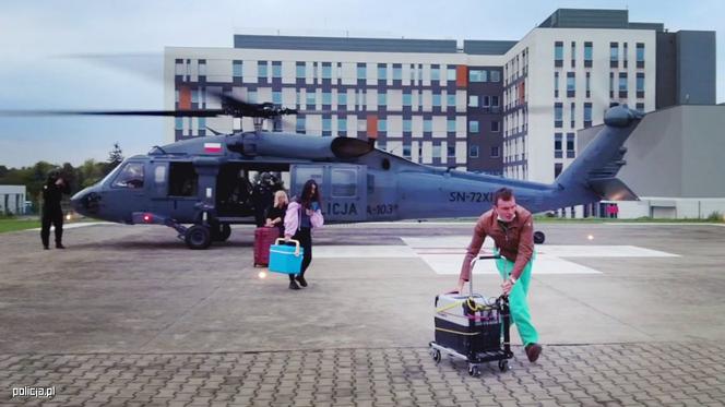 Policyjny Black Hawk z sercem na pokładzie wylądował przed szpitalem we Wrocławiu