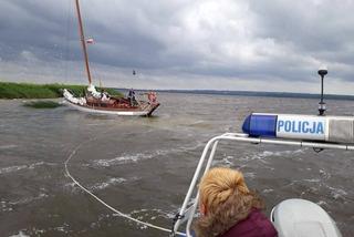 Jacht utknął na mieliźnie na jeziorze Dąbie. Dzięki pomocy policjanta nie doszło do tragedii [ZDJĘCIA]