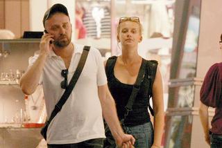 Wszystko robi z siostrą