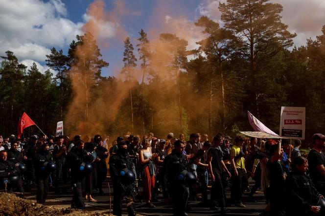 Protest przeciw planowanej rozbudowie fabryki Tesli pod Berlinem 