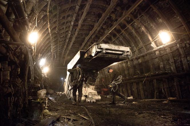 Straszny wypadek w kopalni Zofówka. Górnik spadł na dno szybu