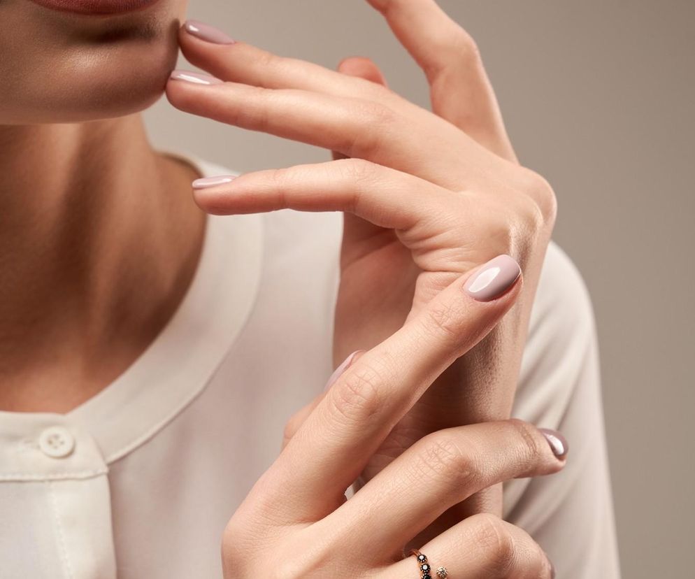 Lniane paznokcie to idealny manicure dla minimalistek
