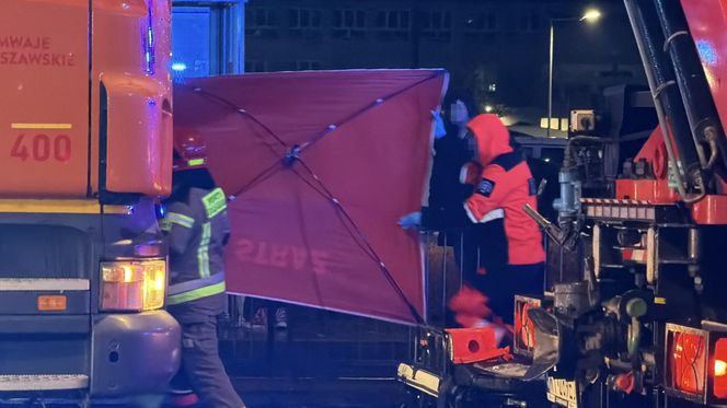 40-letnia rowerzystka wciągnięta pod pędzący tramwaj. „Liczne obrażenia ciała”