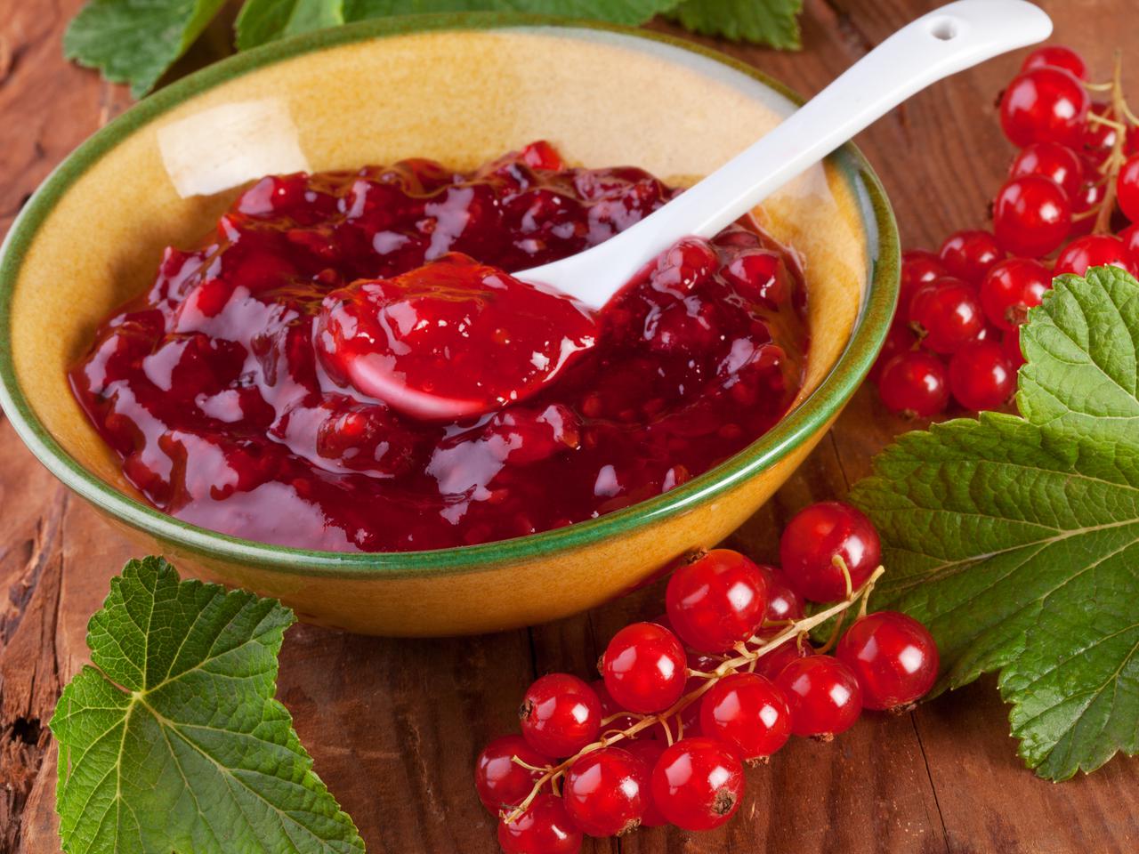 Domowy sos porzeczkowy do mięs: łatwy przepis