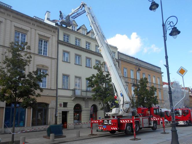 Niebezpieczna blacha na Krakowskim Przedmieściu