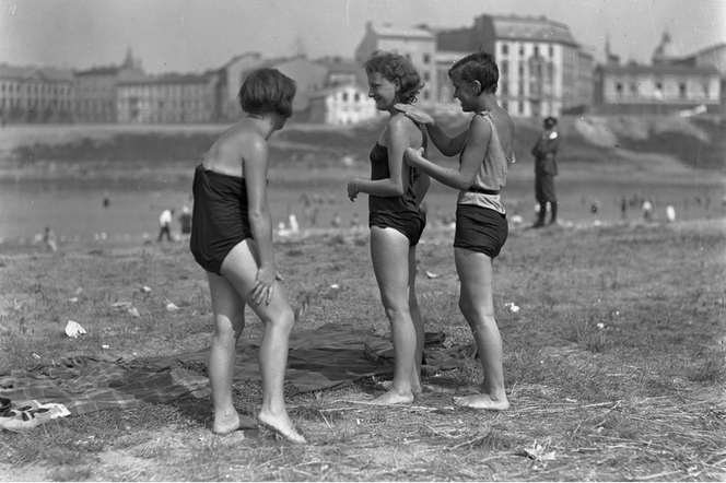 Plażowicze podczas wypoczynku. 1929 Kraków