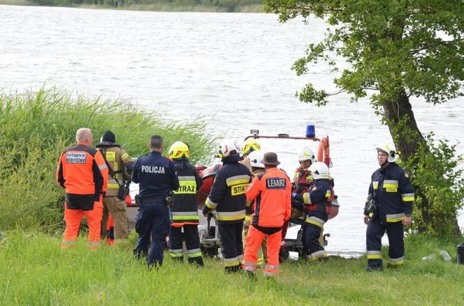 Tragedia na jeziorze Łabędź. Wiatr przewrócił łódkę, wędkarz wpadł do wody