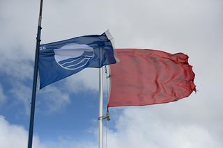 Czerwone flagi na kilkudziesięciu kąpieliskach nad Bałtykiem. Co się dzieje?