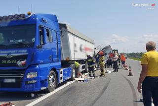 Śląskie: Tragiczny wypadek na autostradzie A4. Bus zderzył się z ciężarówką, nie żyje jedna osoba