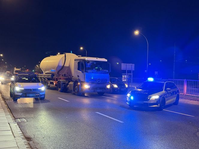 Wbiegł prosto pod cysternę i przeleciał kilkanaście metrów! Stan krytyczny