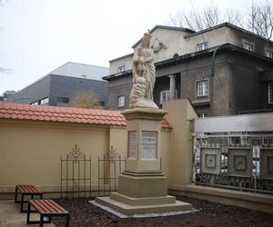Rzeźba Matki Bożej z Dzieciątkiem autorstwa Franciszka Wyspiańskiego wróciła na ul. Krupniczą w Krakowie