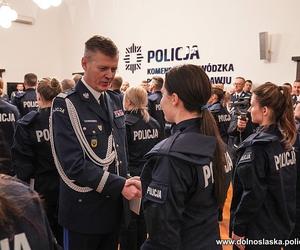 Nowi funkcjonariusze we Wrocławiu. Ponad połowa to policjantki! [ZDJĘCIA]