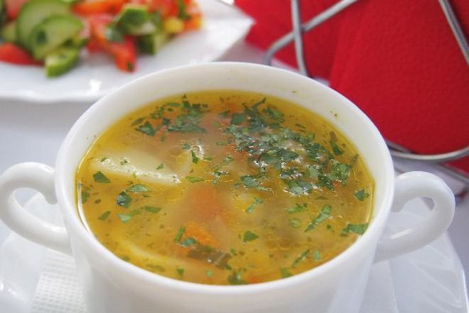 Domowy rosół z młodą włoszczyzną. Przepis na aromatyczną zupę