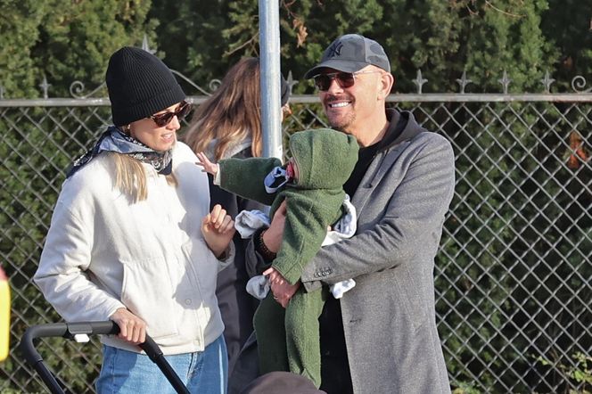 Krzysztof Ibisz z rodziną na spacerze