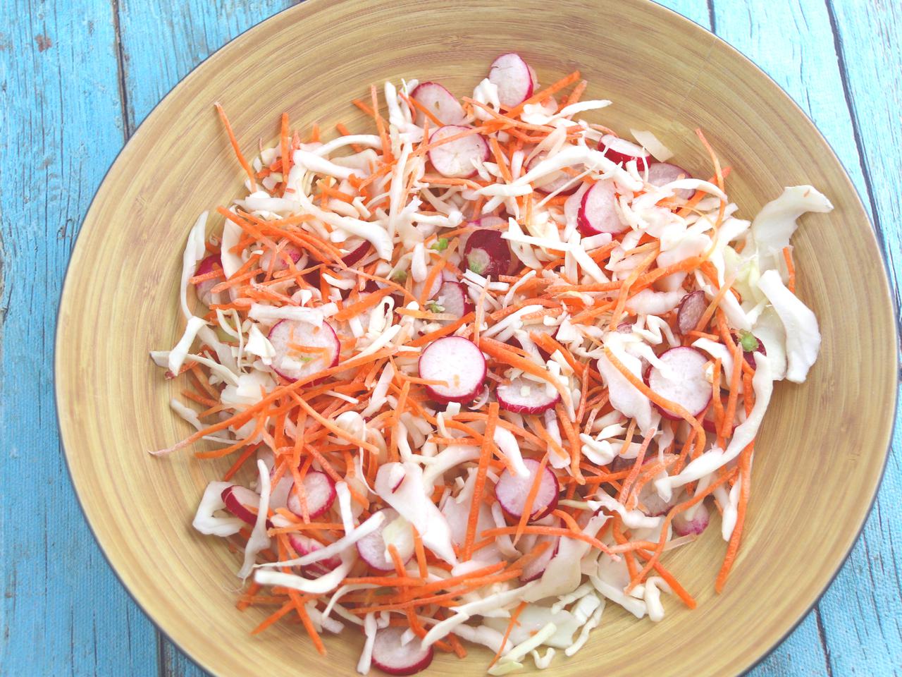 Kozacka surówka obiadowa z kapusty, marchwi i rzodkiewki
