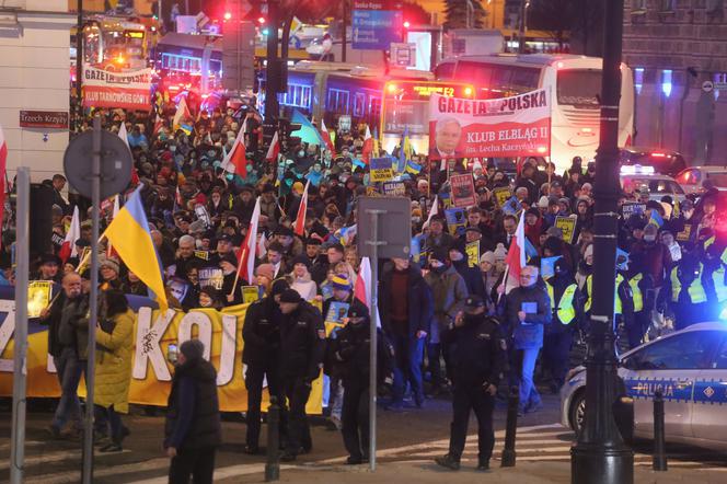 "Kijów, Warszawa - wspólna sprawa!". Mieszkańcy stolicy na antywojennych protestach