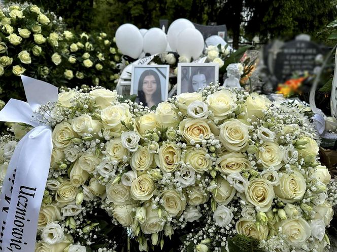 Morderstwo w Mławie. Grób 16-letniej Mai utonął w białych kwiatach