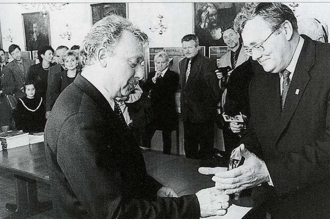 Bydgoszcz: Architekt Andrzej Myga, prezes oddziału SARP w Bydgoszczy, odbiera nagrodę za najlepszy dom mieszkalny wielorodzinny i jednorodzinny z rąk prezydenta miasta Romana Jasiakiewicza