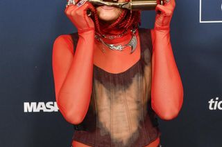 Na jej głowie gościł już kolor czerwony