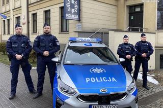 Nieprzytomna kobieta leżała na podłodze. Policjant wyjął broń służbową i strzelił w szybę, liczyła się każda sekunda