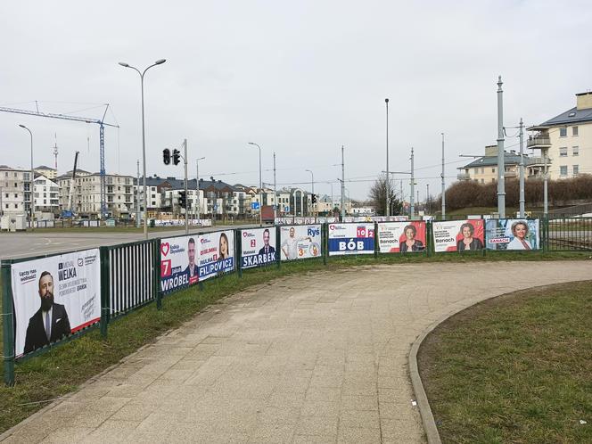 Plakaty na gdańskich ulicach.