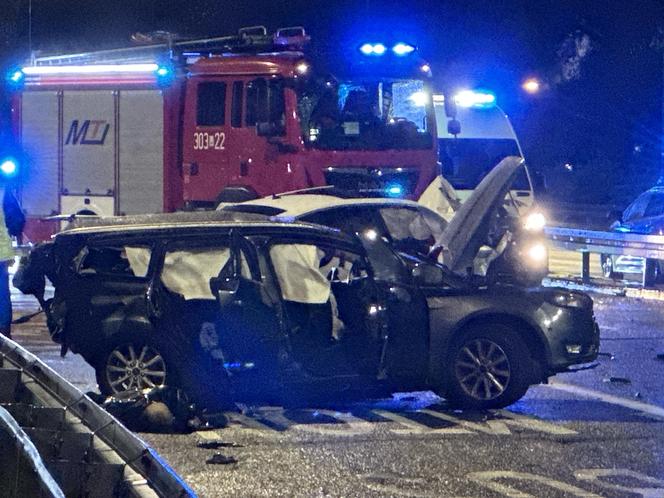 Tragiczny wypadek na Trasie Łazienkowskiej. Volkswagen wbił się w auto rodziny z dziećmi. Jedna osoba nie żyje