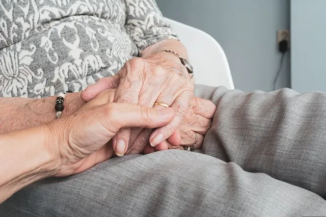 Renta wdowia. Zmiany w rencie rodzinnej dla wdów coraz bliżej! Lewica chce pomóc seniorom