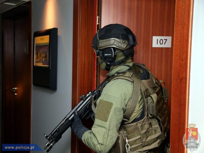 Policja szuka broni i terrorystów