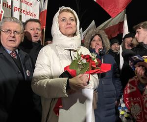 Żona Macieja Wąsika czeka na męża pod więzieniem