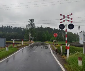 Wypadek pod Bydgoszczą. Kierowca usłyszał: „Uważaj, pociąg”, a potem było uderzenie