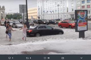 Śnieg w Petersburgu w środku lata! Zobacz zdjęcia zasypanego miasta