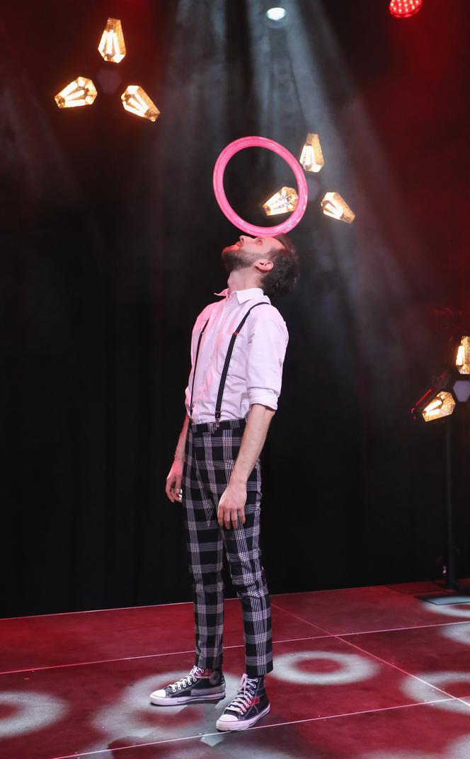 Żonglerka ringami to specjalność Tomasza Piotrowskiego