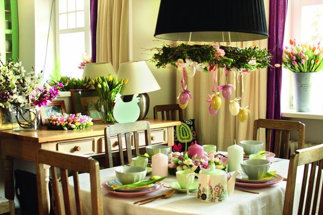 Wielkanocny stół pięknie nakryty - wianek jak podłaźniczka
