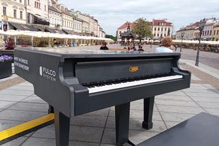 Niezwykły fortepian na rzeszowskim Rynku. Jest z betonu i stali i waży ponad 300 kg!