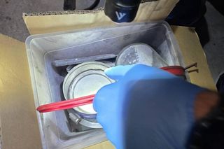 Skierniewice. 46-latka pracował w domu nad własną bombą. Policja mówi o arsenale [ZDJĘCIA].