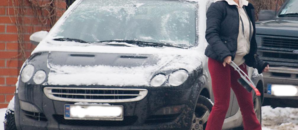 Katarzyna Figura sama odśnieża samochód