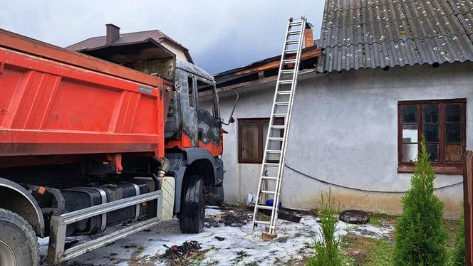 Borzęcin. Pożar samochodu ciężarowego pod budynkiem gospodarczym