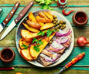 Śledzie pocztowe. Sprawdzony przepis na śledzie z ziemniakami