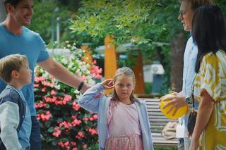 M jak miłość, odcinek 1769: Marcin (Mikołaj Roznerski), Iza (Adriana Kalska), Radek (Philippe Tłokiński), Szymek (Staś Szczypiński), Maja (Laura Jankowska)