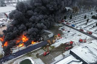 Pożar hali w Ożarowie Mazowieckim. Burmistrz apeluje do mieszkańców