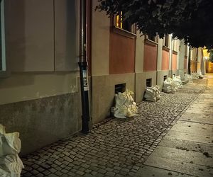 Walka o wrocławskie osiedla nad Odrą i Oławą. Mieszkańcy do późnych godzin nocnych ratowali dobytek