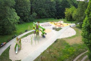 Pszczeli plac zabaw powstał w Bydgoszczy. Są tam gumowe pszczoły i piaskownica w plastrze miodu