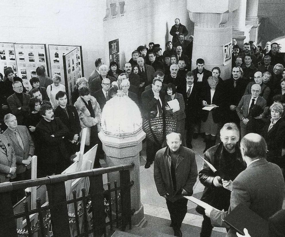 Kraków. Na schodach architekci Witold Zieliński i Wojciech Kozioł odbierają dyplom z rak Jacka Lenarta, przewodniczacego jury krakowskiej edycji