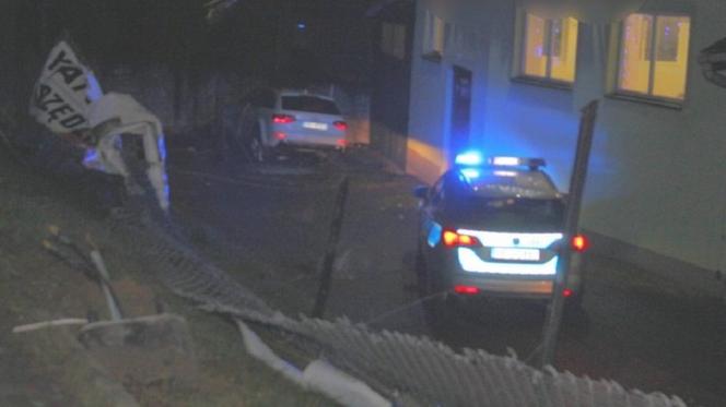 Połom Duży. Szaleńczą jazdę zakończył upadkiem ze skarpy. Chciał uciec policji