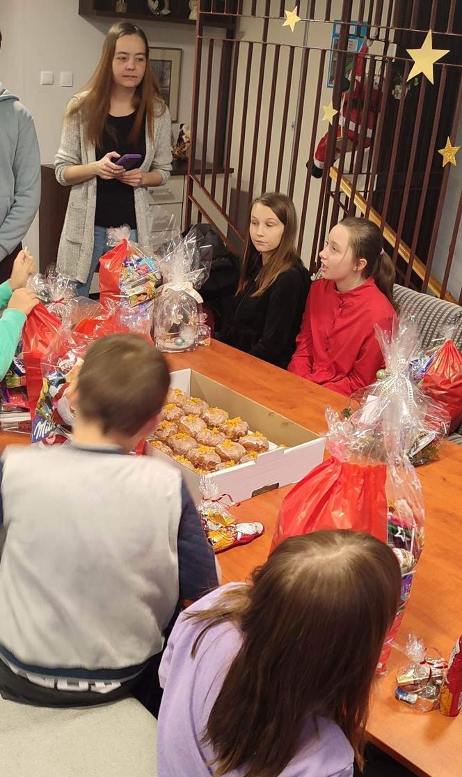 Przekazanie paczuszek ze słodyczami dla dzieci z domów dziecka - mikołajki 2022