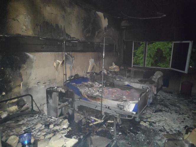 Śląskie: Groźny pożar w szpitalu. Ogień wybuchł w trzyosobowej sali. Ewakuowano prawie 60 pacjentów
