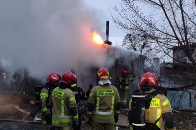 Toruń: Pożar pustostanu przy Szosie Chełmińskiej. Imponująca łuna ognia