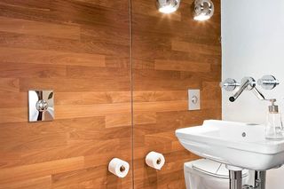 klejona okładzina drewniana w łazience