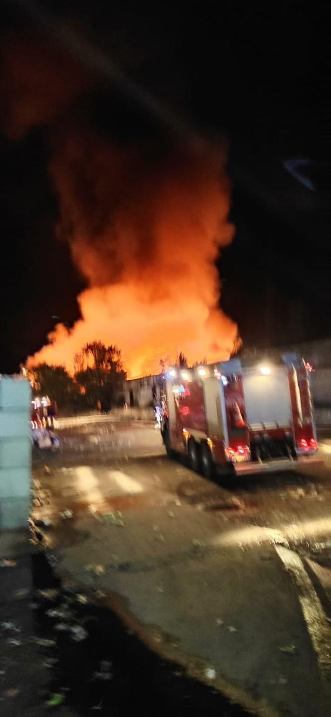 Wielkopolskie/ Gaszenie hałdy odpadów w Rawiczu może potrwać jeszcze kilkanaście godzin